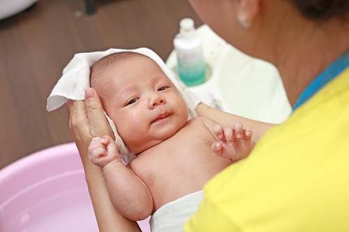 Tắm bé sơ sinh tại nhà