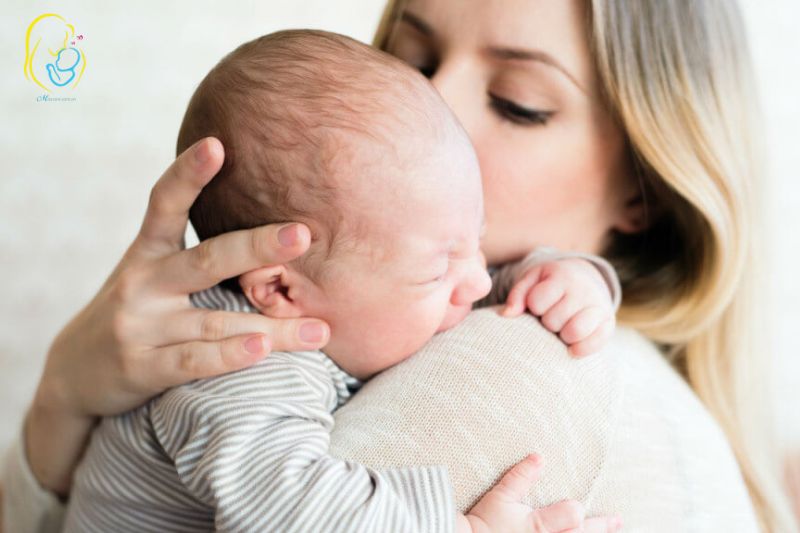 bế bé và lắc lư theo nhịp điệu