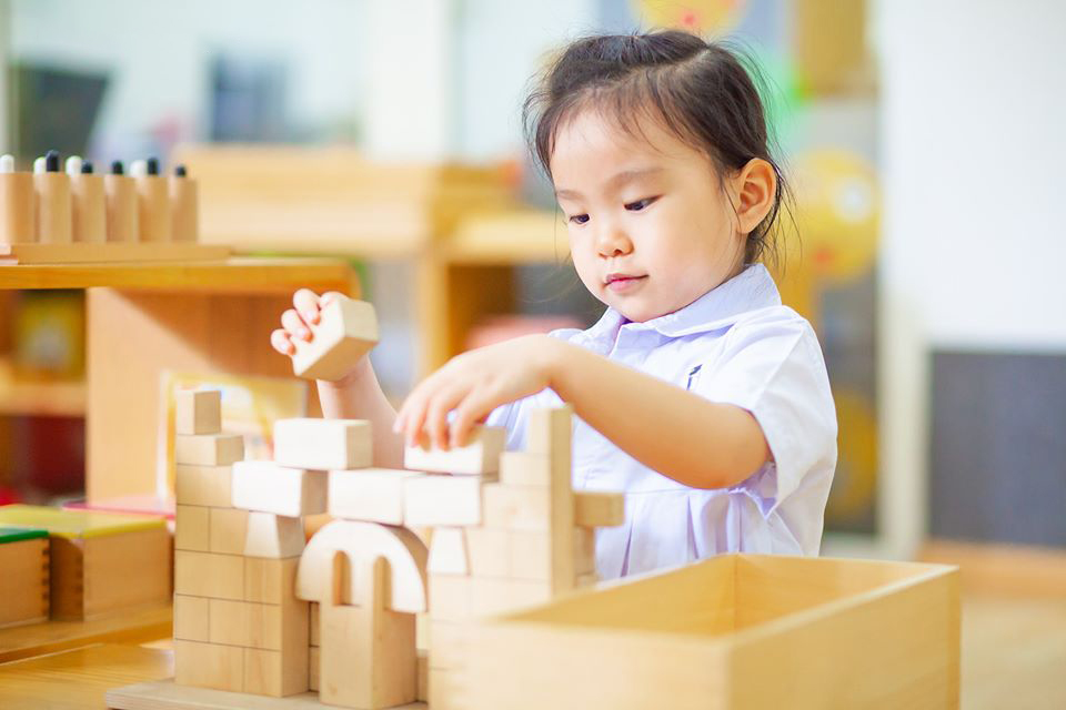 Phương pháp Montessori có bao gồm các hoạt động thể chất trong quá trình giảng dạy không?