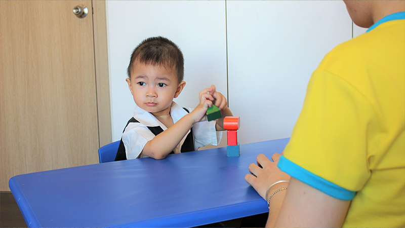 can thiệp sớm tại nhà TPHCM Miss Care chuyên viên và bé