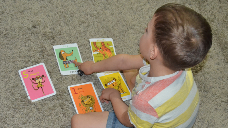 Bé chơi với thẻ Flashcard (ABA)